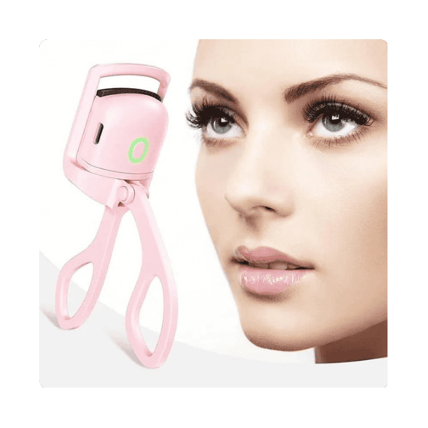 Rizador de pestañas eléctrico rosa junto al rostro de una mujer.