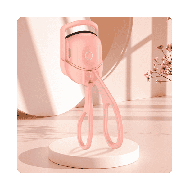 Rizador de pestañas eléctrico rosa de Chévere Store® Colombia sobre un pedestal.