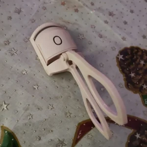 Rizador de pestañas eléctrico rosado